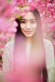 花下女子的甜美迷人图