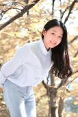清新女子阳光下甜美笑容