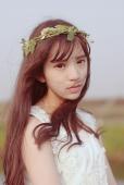 花环女子的清纯户外图