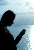 想去海边旅行的长发女子