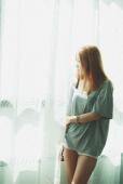 阳光下清纯甜美女生