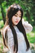 小清新女子森林小路的清纯美女