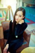 黑夜中清纯甜美女子