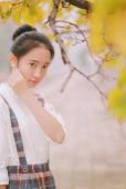 秋日的清纯女子铁轨图
