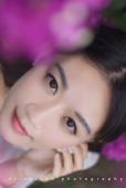 花丛中的白裙迷人少女