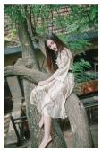 夏日树上不一样情怀的唯美女子