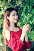 红裙女子花丛靓丽图