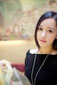 黑夜中清纯甜美女子