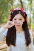 碎花裙美女森林捡松果