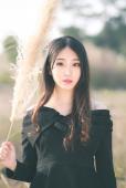 冬季清纯卷发女子寻找希望