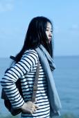 想去海边旅行的长发女子