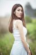 回眸一笑的纯净让人着迷女子