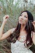 草地上白裙唯美少女图