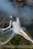 白裙美女搁浅在水中