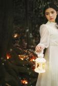 树下美女夜晚灯光点点