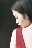 红裙女子白皙肌肤迷人写真
