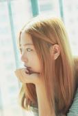 阳光下清纯甜美女生