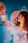 清纯美女卷发私房写真