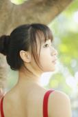 跳舞姑娘草地上的迷人舞姿