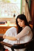 清纯白裙美女在等待
