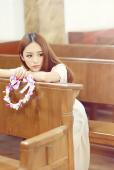 寂静时光里的花环美女