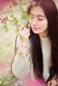花下女子的甜美迷人图