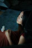 忧伤美女的长裙迷人图