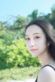 阳光下长发美女清纯照