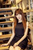 复古书店的清纯动人美女