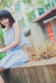 西瓜美女清纯卖萌户外图