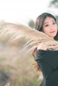 冬季清纯卷发女子寻找希望