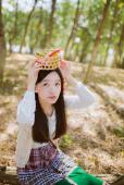 碎花裙美女森林捡松果