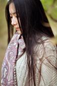 花下女子的甜美迷人图