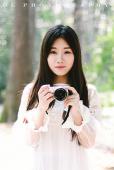 小清新女子森林小路的清纯美女
