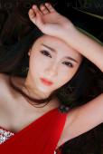 草地上红裙亮眼美女