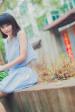 西瓜美女清纯卖萌户外图