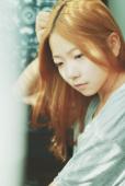 阳光下清纯甜美女生