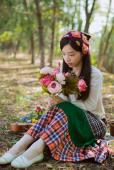 碎花裙美女森林捡松果