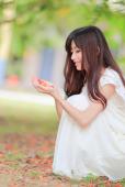 清纯甜美姑娘户外图