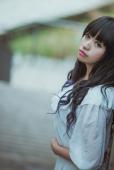白裙美女在公园仰望