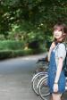 背带裤女子的双马尾清纯图